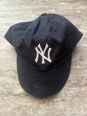 New York Yankees Black Baseball Cap with White NY Logo ‘47 Brand